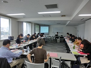 Lecture by the Ministry of Health, Labour and Welfare about measures　against trafficking in persons and counseling and assistance for women in need (left) Visit to Tokyo Women’s Consultation Center and evening study tour